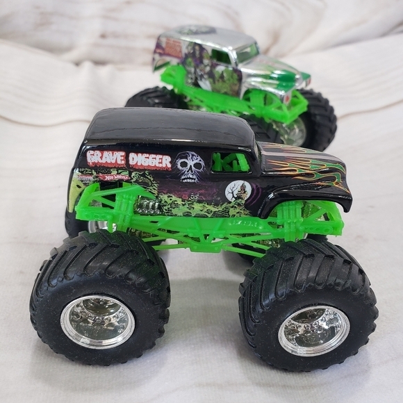 Hot Wheels Monster Jam Grave Digger 3.5 Inch Toy Trucks Diecast Black Silver - Picture 3 of 9